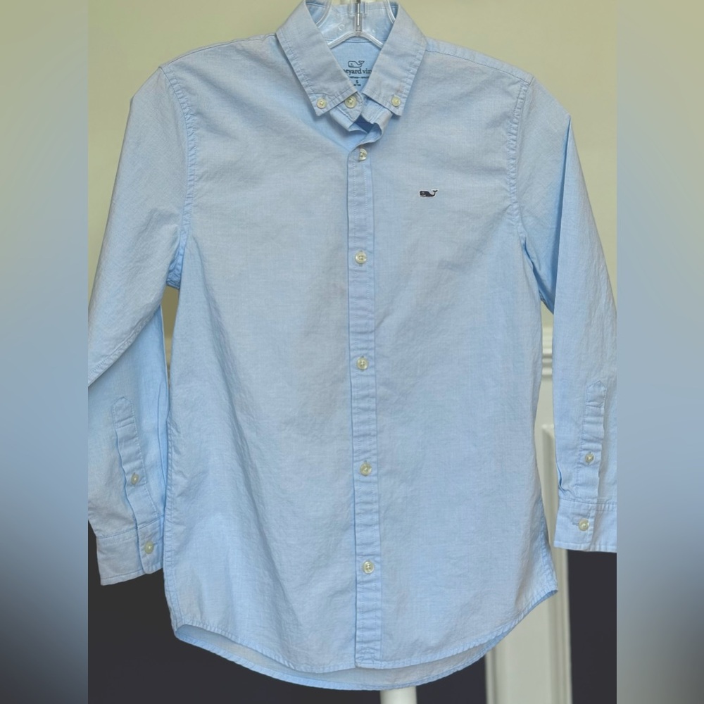 Light blue vineyard vines button down. Perfect condition! Youth size small.